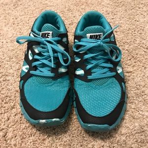 aqua & black nike tennis shoes